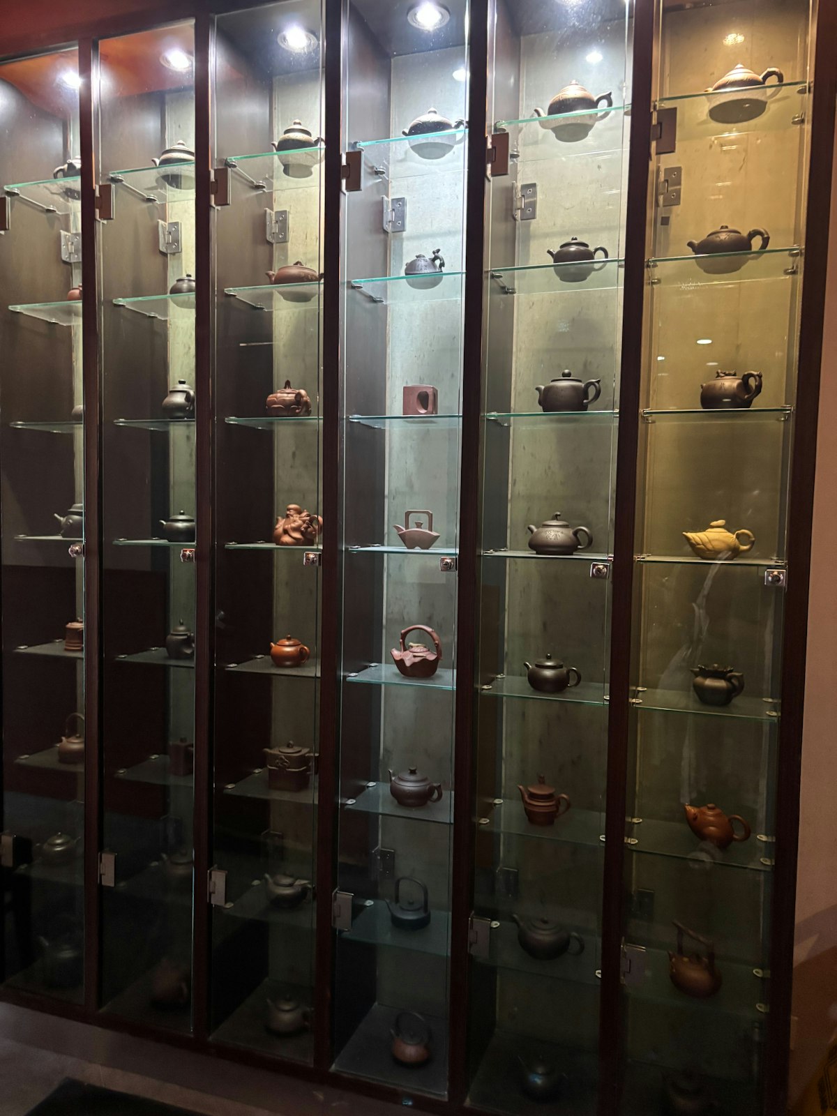 Illuminated display cabinets of small historic objects